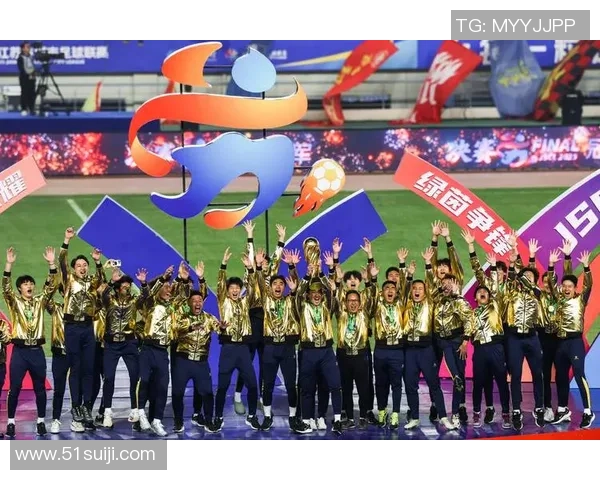 绿茵争锋激情碰撞展现团队荣耀与永不言弃的足球精神 绿茵争锋激情碰撞展现团队荣耀与永不言弃的足球精神